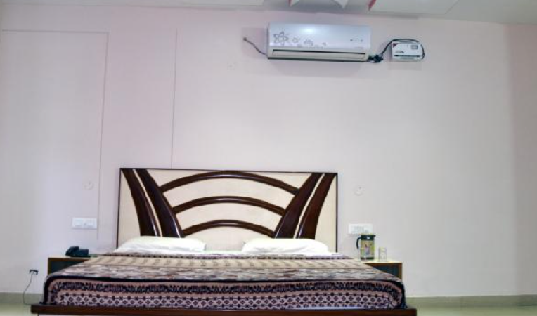 1 x DELUXE ROOM